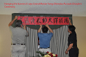 Lo striscione dice: Il Gran Maestro Yang Zhenduo accetta la cerimonia del discepolo